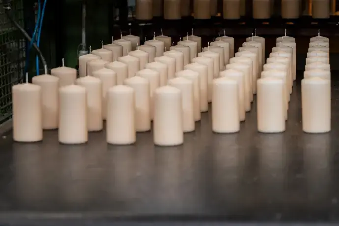 Stumpenkerzen in der Farbe wollweiß frisch produziert